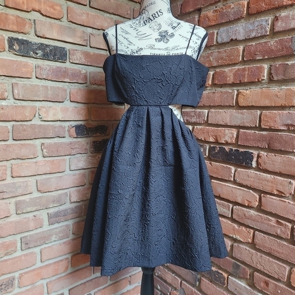 GIANNI Bini NWT Cassie Textured Square Neck Sleeveless Cut Out Dress Size 12 - Picture 4 of 11